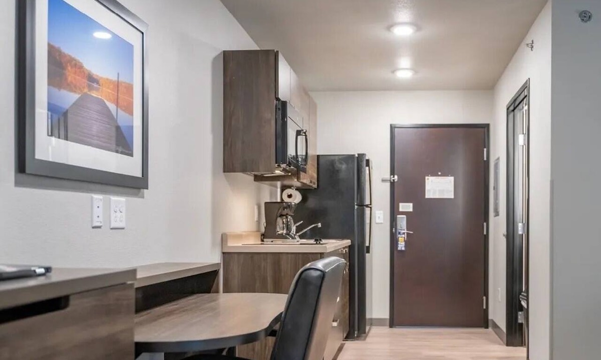 Huntersville Hotel | Cozy Queen Room | Near Birkdale Village | Relaxing Stay