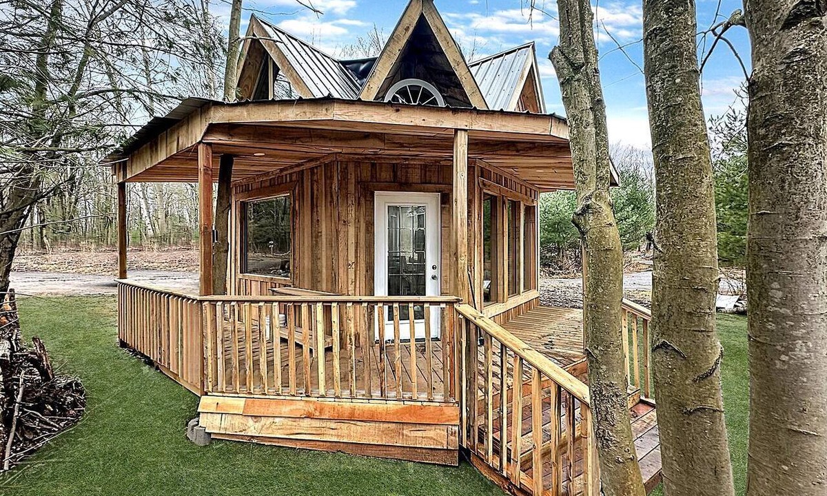 Langton Cabin | Cozy Secluded Tiny Cabin for a True Getaway in the Outdoors Surrounded by Nature in Simcoe, Ontario