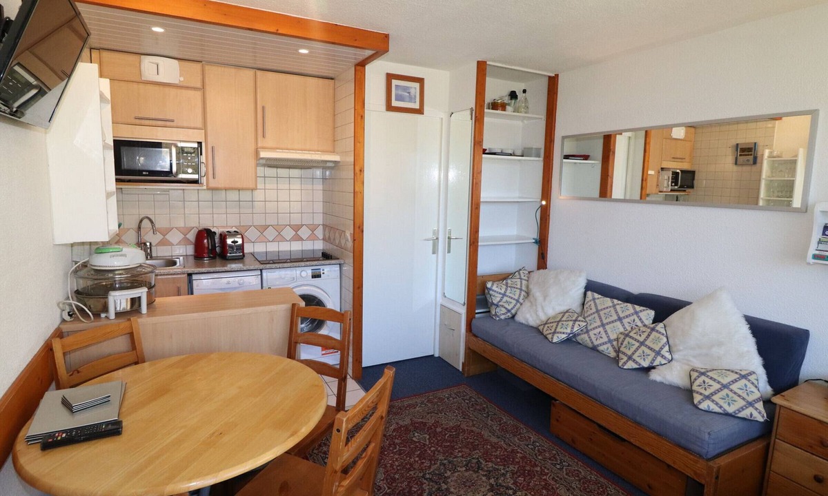 Le Lavachet Apartment | Cozy studio with balcony near slopes, WiFi included