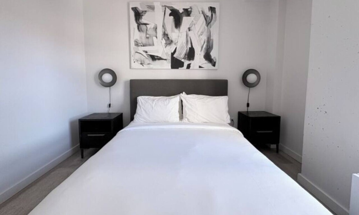 Hunters Point Apartment | Enjoy Urban Comfort at Minimalist 2BR Unit w/Full Kitchen near Court Square