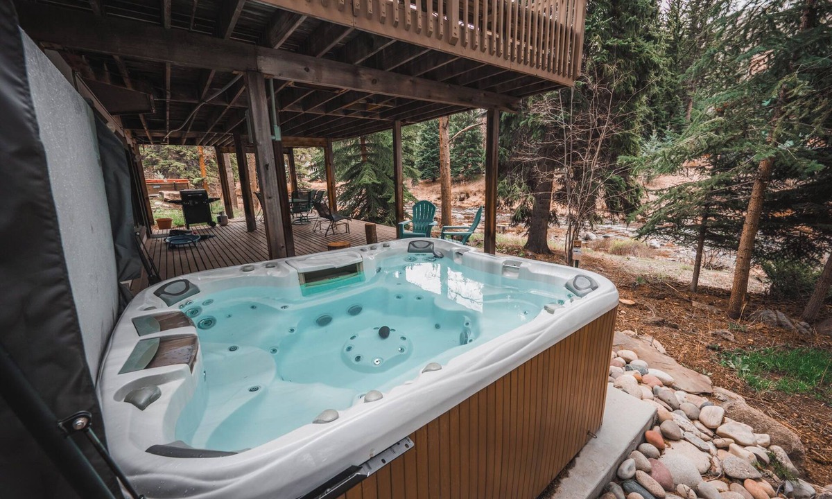 Vail Ski Chalet | Entire 7BR House on Gore Creek · Walk to Both Villages · Hot Tub · Sleeps 16