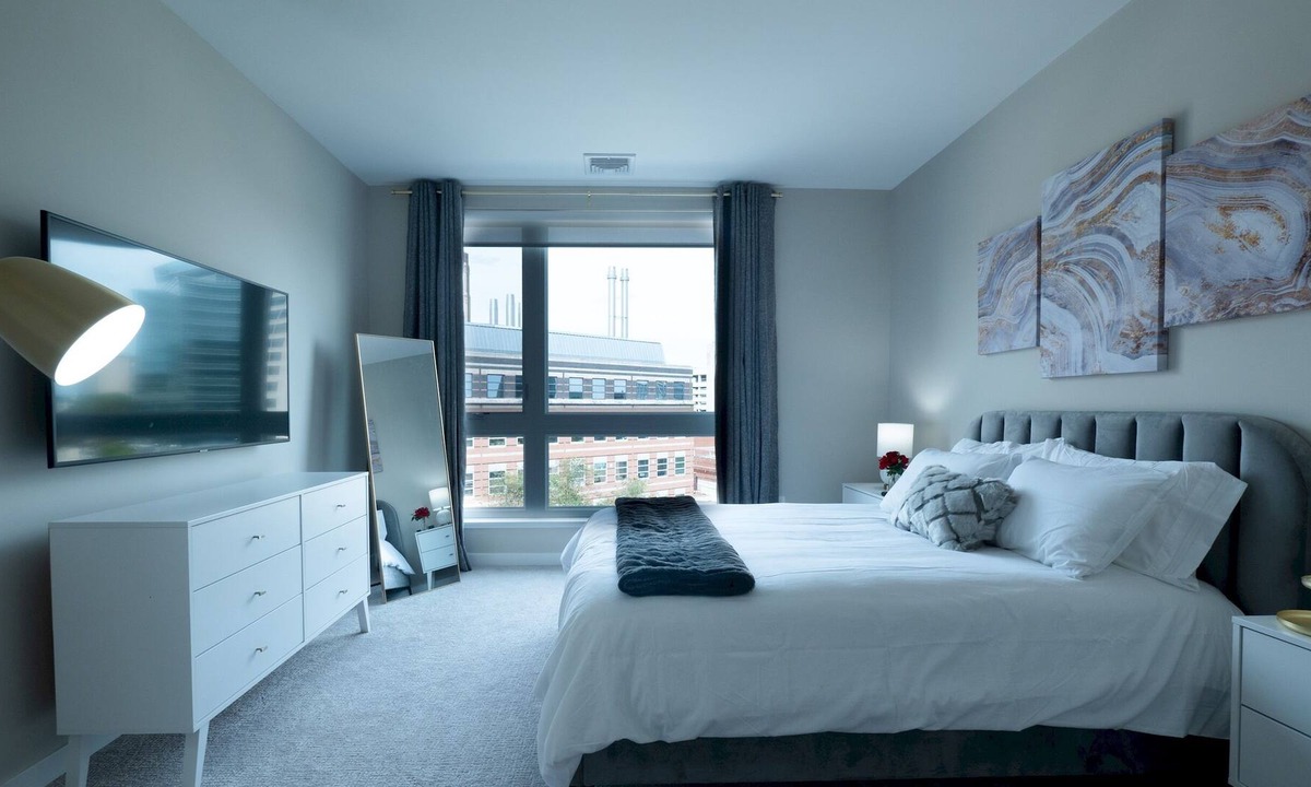 The Hill Apartment | Exquisite Apt w/ Parking and Gym|Downtown at Yale