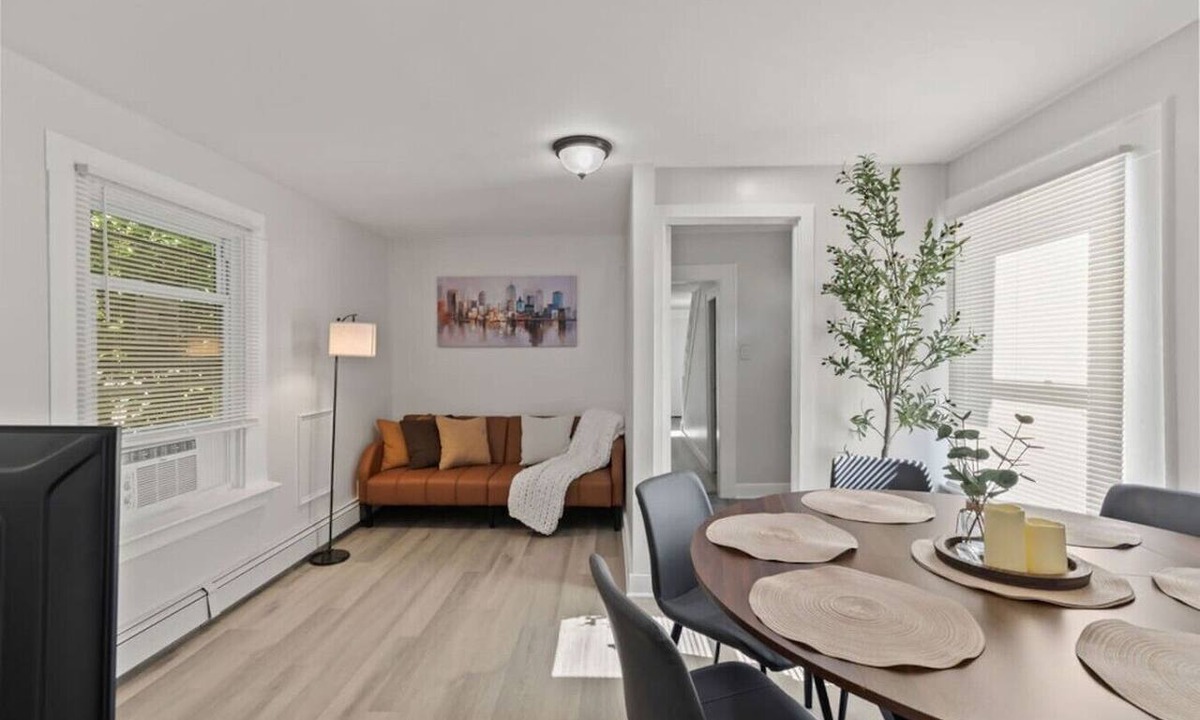 Spring Valley House | Extended Stay 4BR Home | Sleeps 8 | WiFi & Kitchen