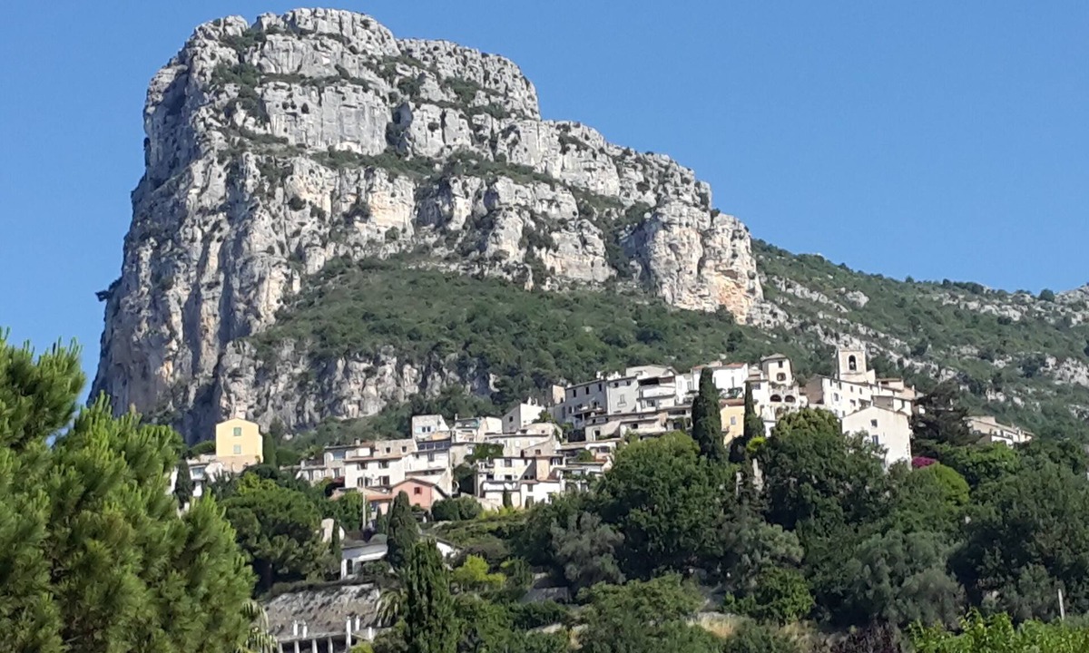 Saint-Jeannet Cottage | Gite de groupe La Ferrage in the heart of the cote d'azur. top value for money.