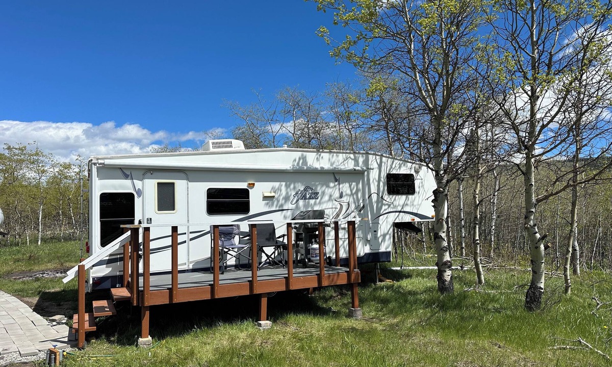 Babb House | Glacier Borealis - Cozy Glamping Trailer Home Overlooking Glacier National Park
