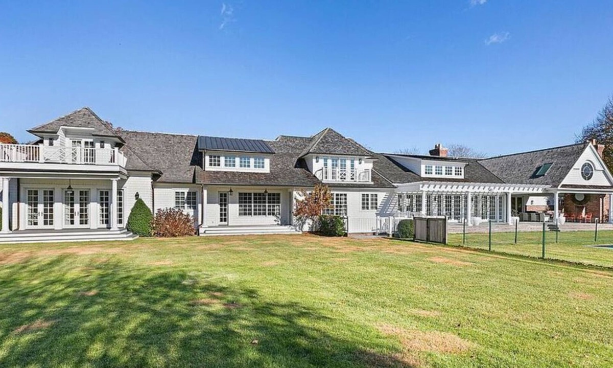 Village of East Hampton Villa | Green Hollow Estate - 9 acres, 14k ft, Tennis Court, Pool, Hot Tun & much more!