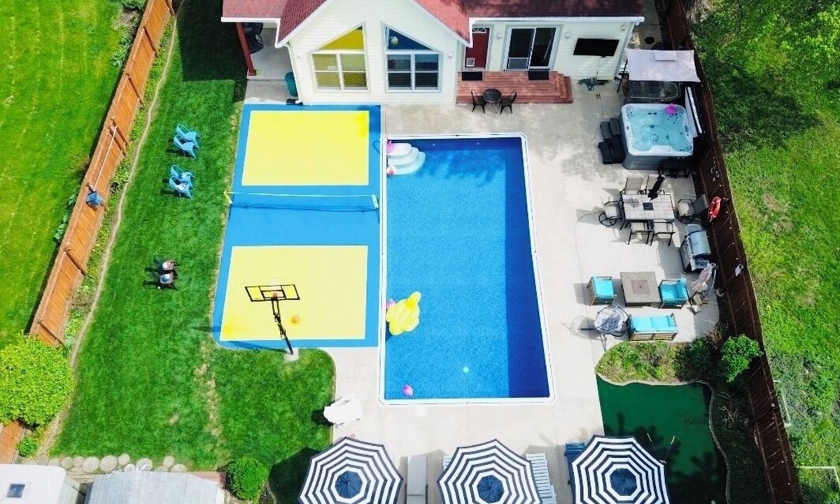 Greater South Side House | Heated Pool Hot Tub PicklebalMovieTheaterPoolTable GameR Golf