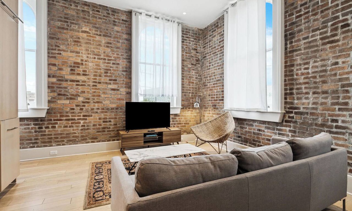 Tulane - Gravier Apartment | Historic Schoolhouse 1BR Apartment Near UMC | Parking + Gym