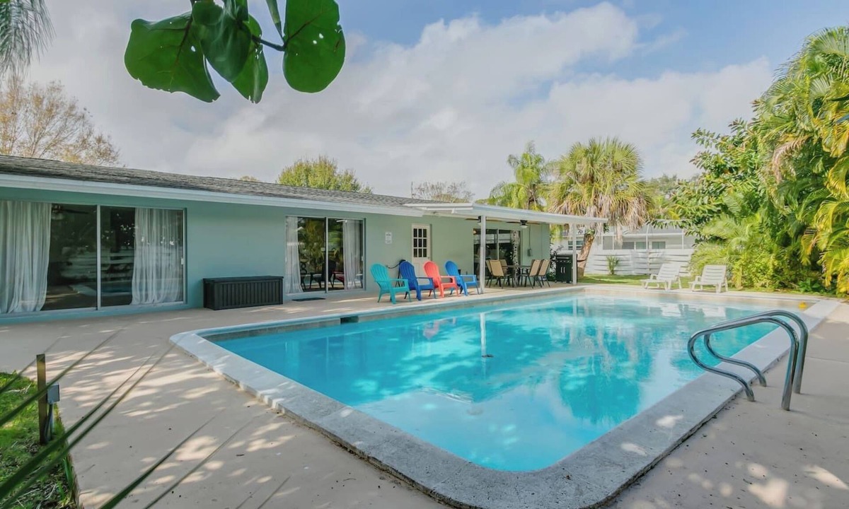 Melbourne House | HUGE POOL 5 Bed/3 Bath Updated Home Sleeps 15