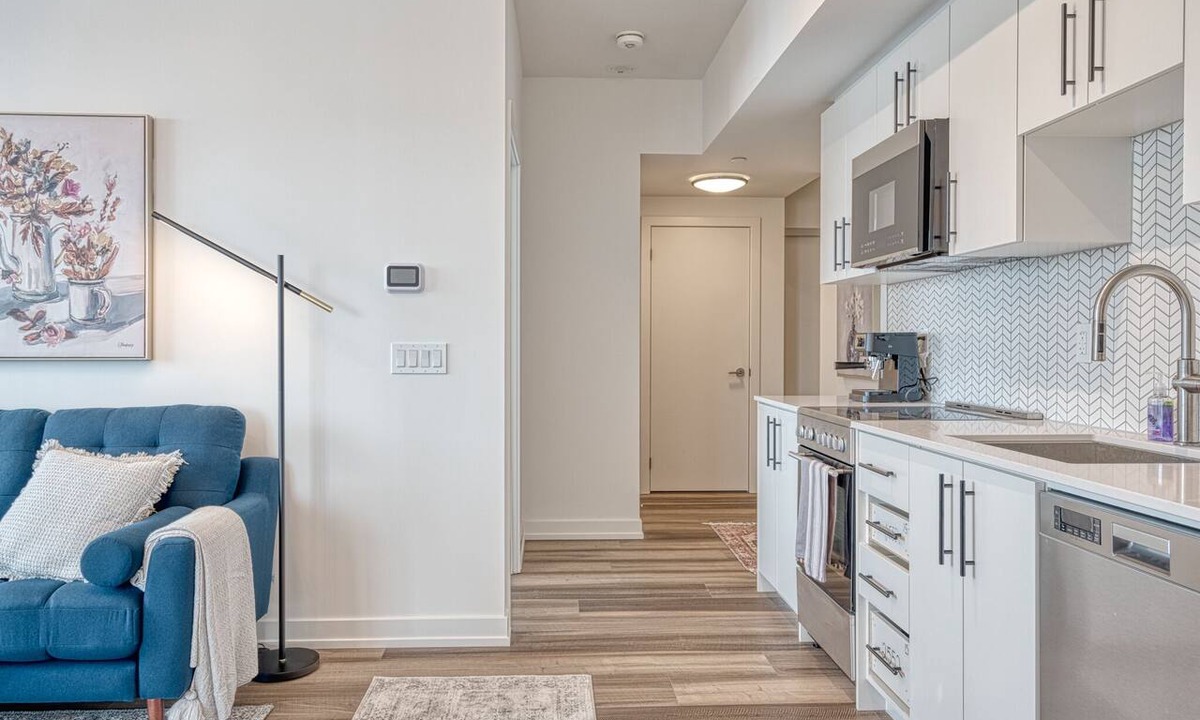 Kitchener Apartment | Hydropool Spa HotTub/Bowling Alley/Sauna/Patio/BBQ/Games - Gorgeous Corner Condo