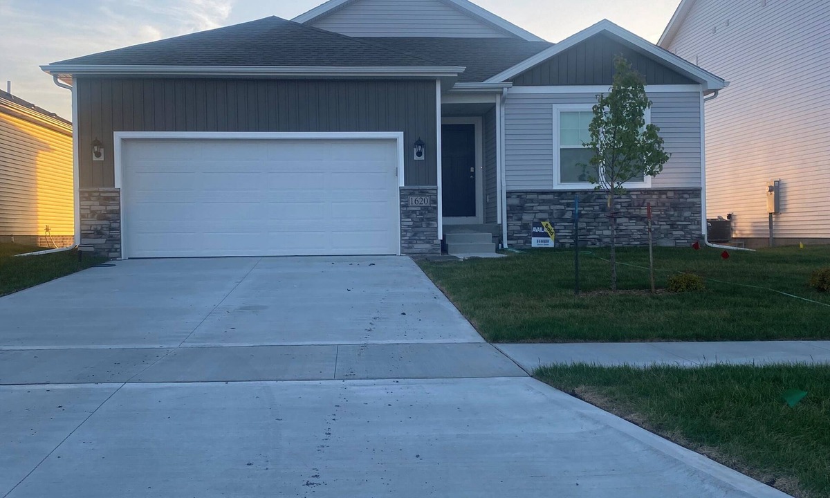 Ankeny House | Is this Heaven? No It’s Iowa! 4-bedroom home on pond in welcoming Ankeny w/Wifi