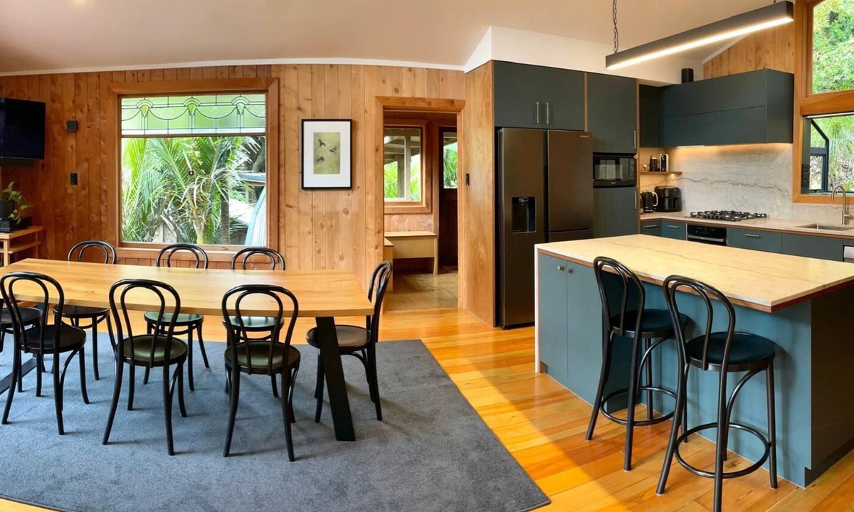 Karekare House | Karekare Native Bush Retreat - 8 minutes from Karekare Beach,<20 minutes to Piha