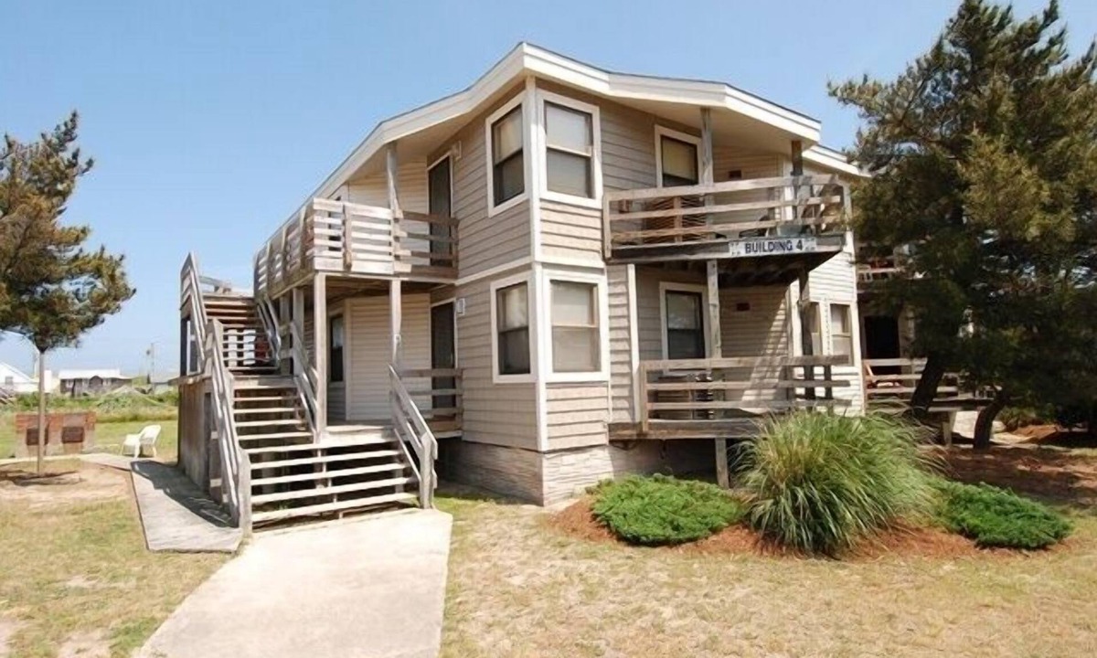 Kill Devil Hills Condo | KD2009A- Near The Beach-1 BR Condo with Wifi, 2 Comm. Pools And Kiddie Pool!