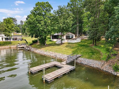Mayhew House | King Suite, Kayaks, Lake, Luxury Magazine Featured