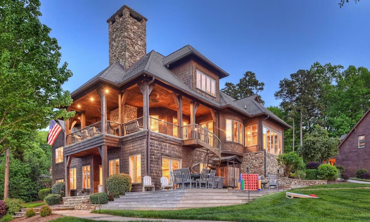 Mount Mourne House | Lakefront, Spa, Dock+Beach, Game Room | Sunset Shores Resort: The Grand House