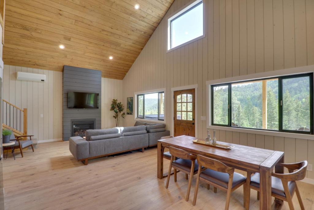 Lakeside House | Lakeside Cabin w/Hot Tub: 3 Mi to Flathead Lake!