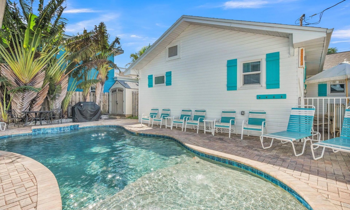 Bay Esplanade House | LARGEST in North Beach- PRIVATE POOL- 1 Block to BEACH - All 3 Units- SLEEPS 16