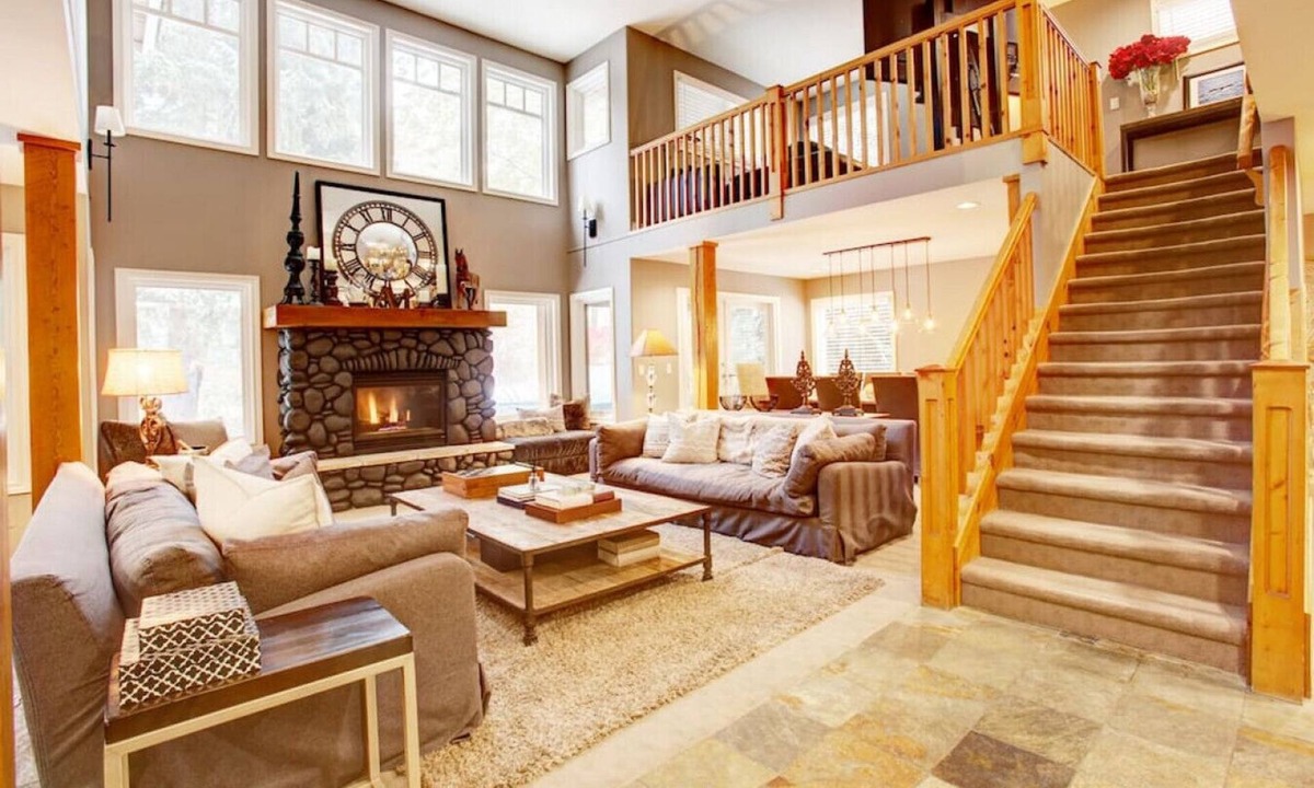 Nicklaus North Apartment | Luxury 5BR Home:Sleeps 10 Comfortably,Hot Tub,Free Parking,Patio+BBQ-5 minutes to Village!