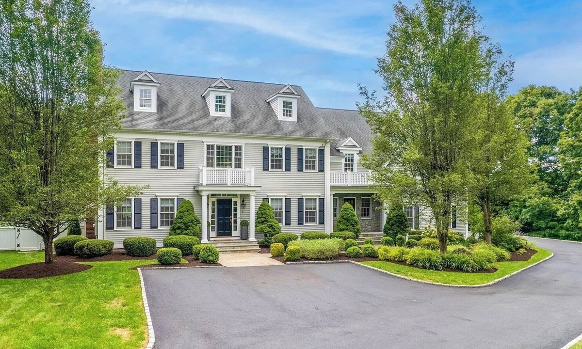 Ridgefield House | Luxury 5BR retreat w/3rd floor sleeps 26 adults; 1 mile to town; 1 month min