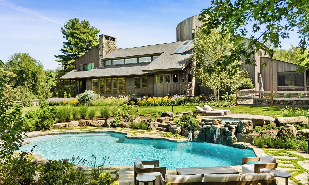 Mount Kisco House | Luxury Bedford Estate w/Pool & Spa