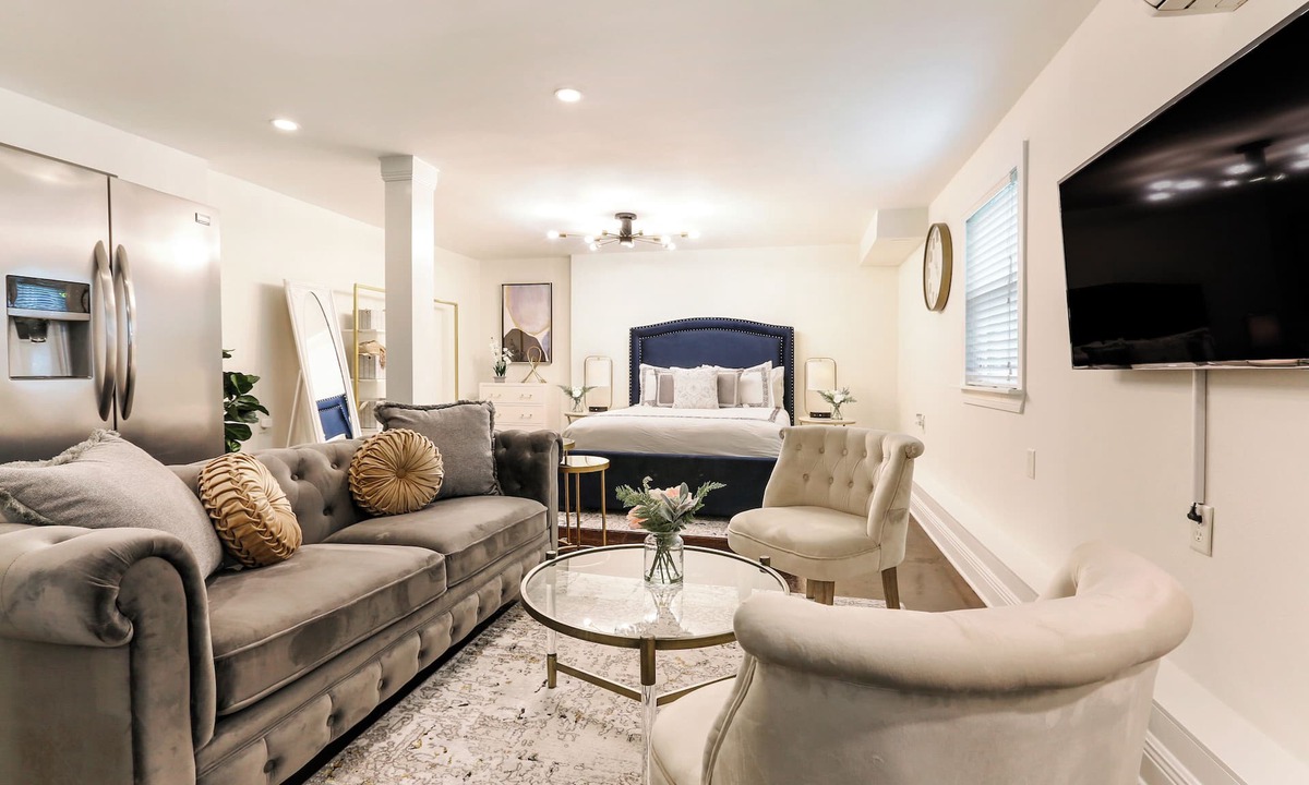 Leonidas Apartment | Luxury Couples Studio WALK TO STREETCAR! & 3.5Miles to Bourbon St & Downtown