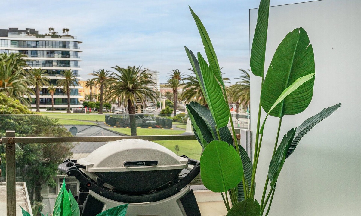 St Kilda Apartment | LUXURY LIVING - ICONIC ST KILDA BEACH LOCATION * ONE MONTH SHORT STAYS *