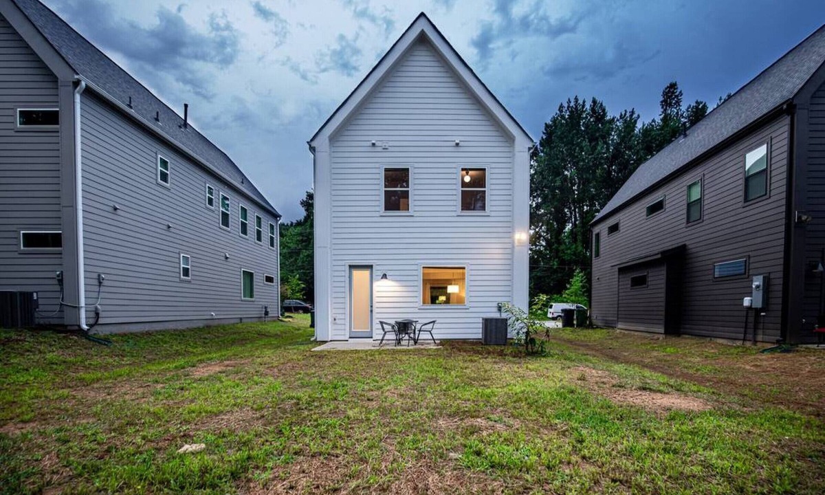 Sugar Creek House | Luxury Modern House by NoDa, I-85 & Center City