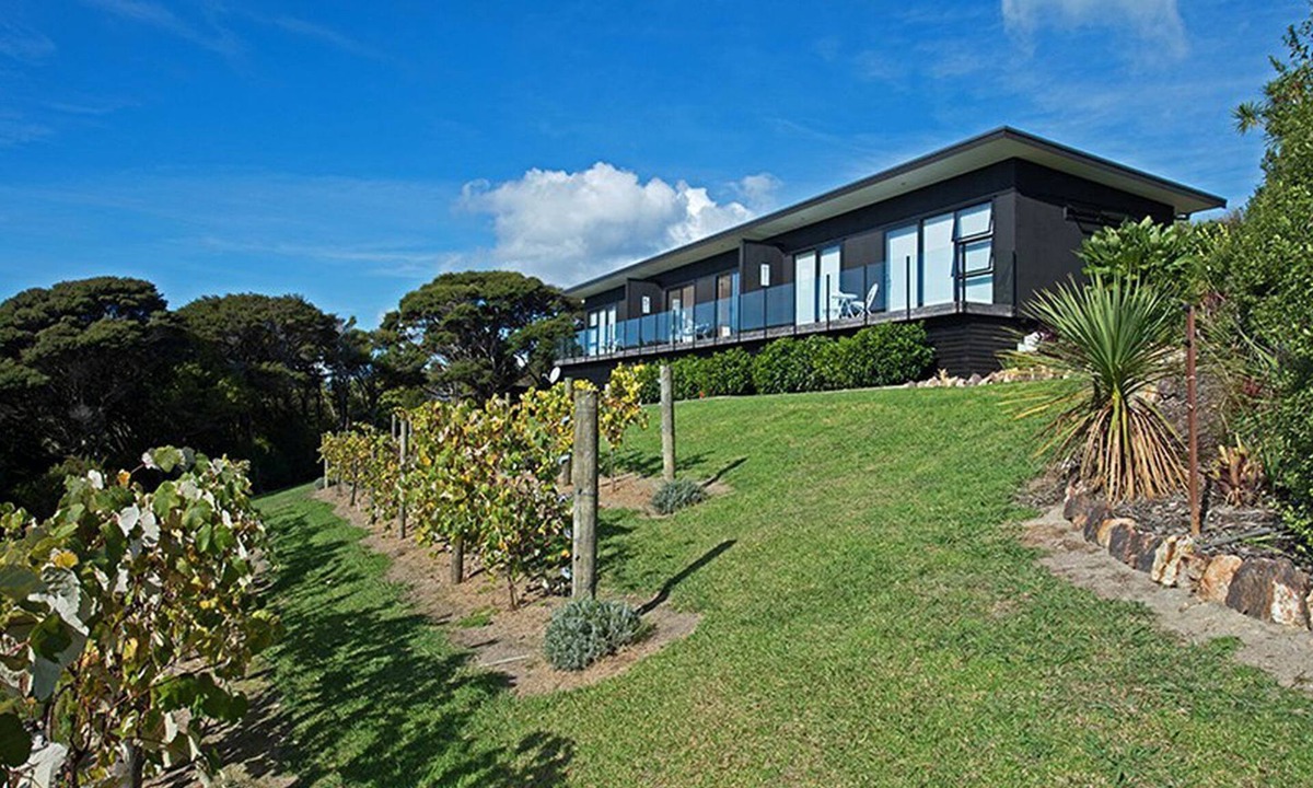 Oneroa Cabin | Luxury Studio Rental with Vineyard Views on Waiheke Island, New Zealand