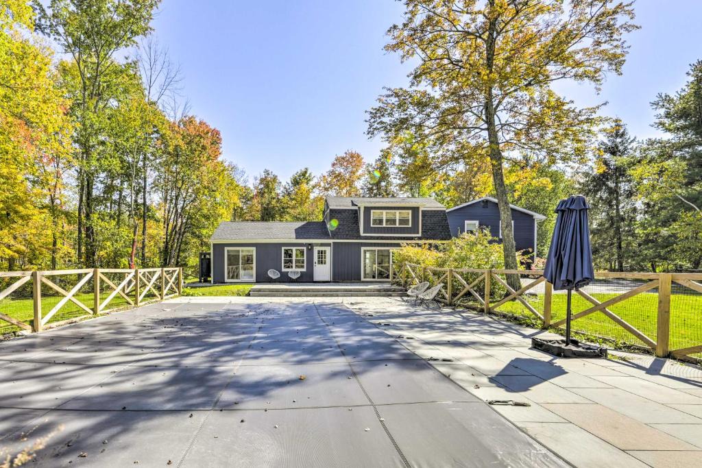 Marble Dale House | Modern Escape w/Fire Pit, Near Lake Waramaug