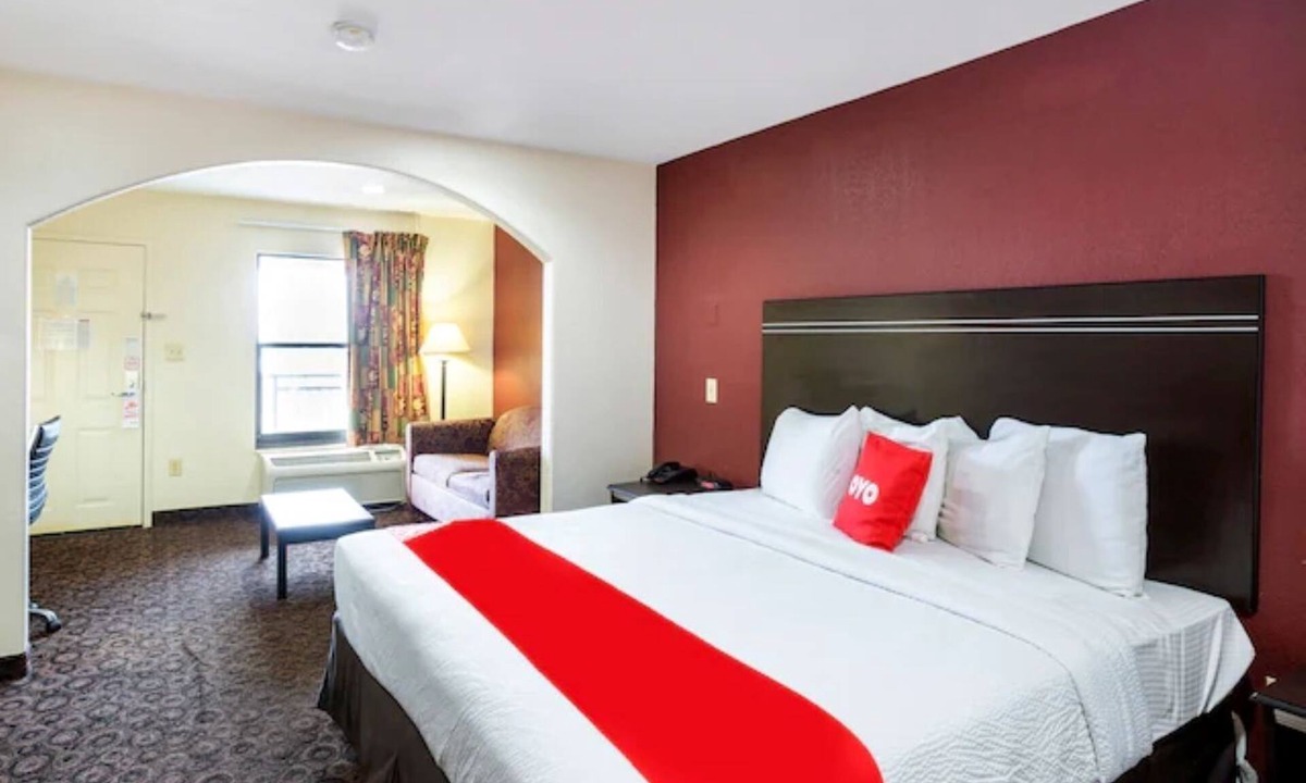 Port Allen Hotel | Modern King Room Near LSU | Quiet, Convenient Stay Close to Popular Dining Spots