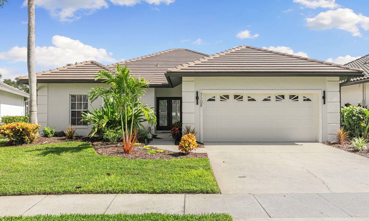 Falcons Glen House | New Updates Lely Resort, 3 bed, golf course home Includes Players Club and Spa