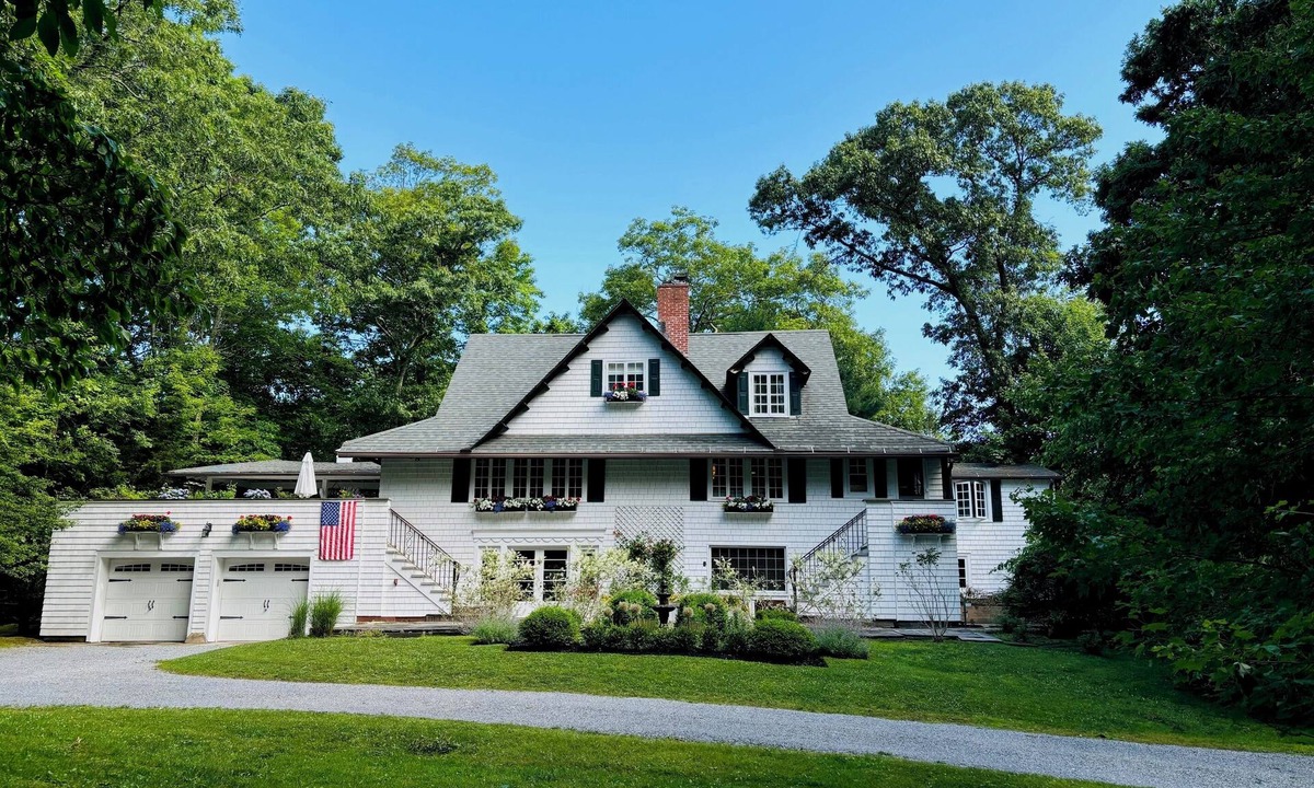 Shoreham House | North Shore Four-Bedroom Country Manor with private beach.