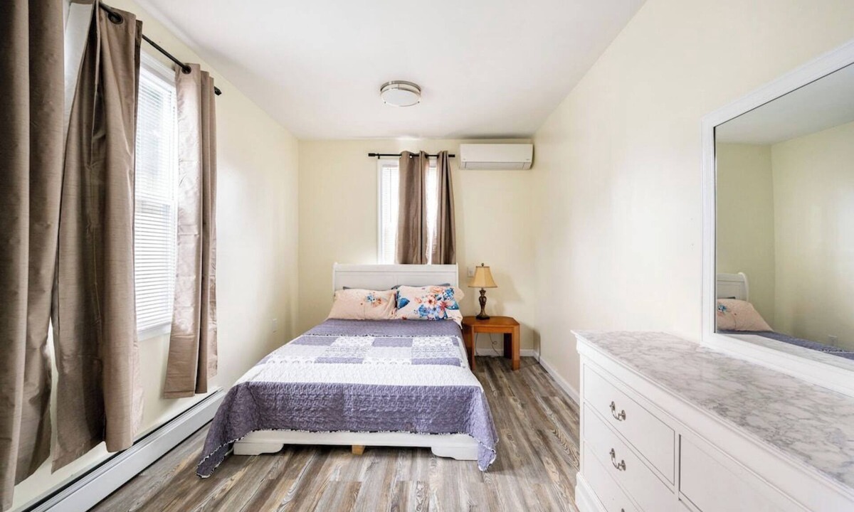 Jamaica Hills Apartment | NYC Gateway- Walk to Subway, 10 Min to JFK/LGA, 30 to Manhattan + Free Parking!