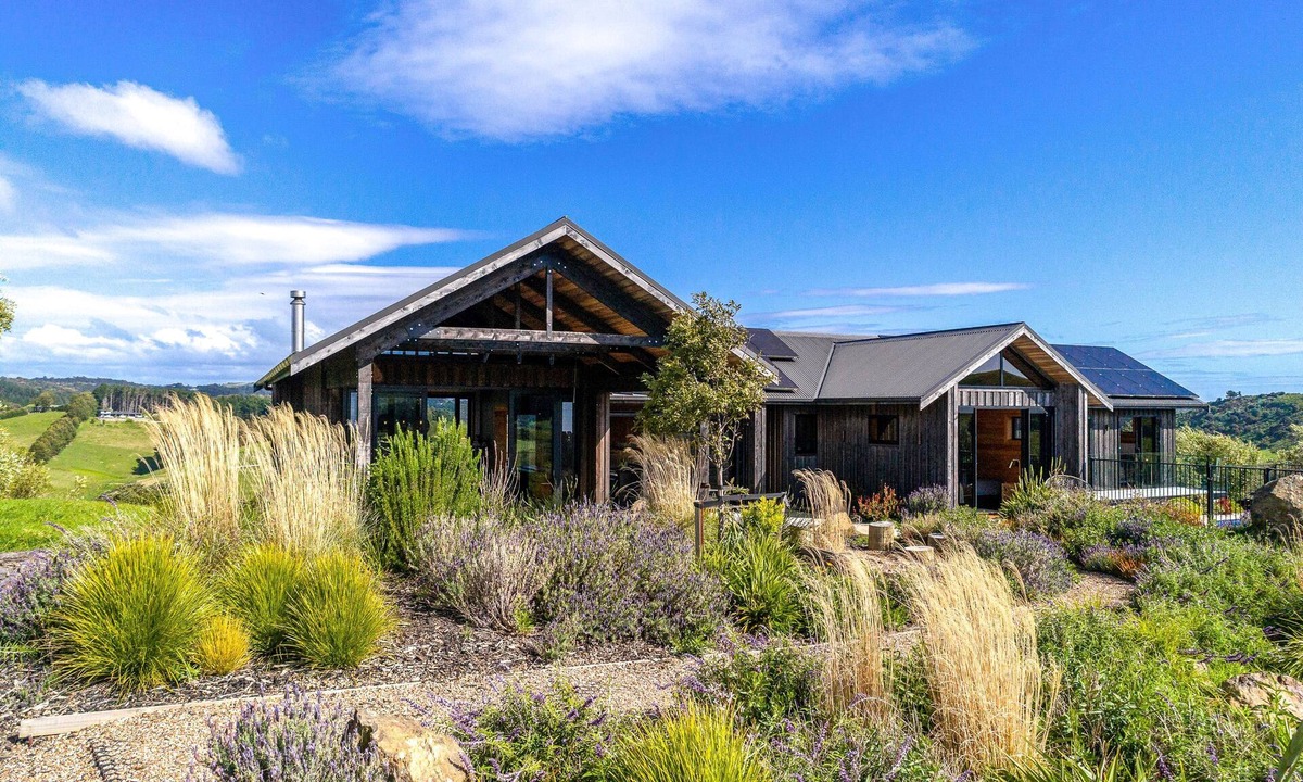 Onetangi Cabin | Obsidian Villa and Yurt by Waiheke Pure - Sprawling views, pool, hot tub, spacious lodge