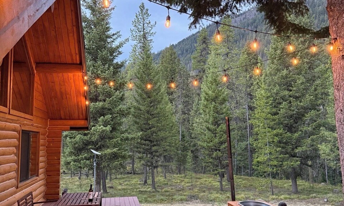 Missoula County Cabin | Off-Grid Log Cabin with Sauna & Hot Tub