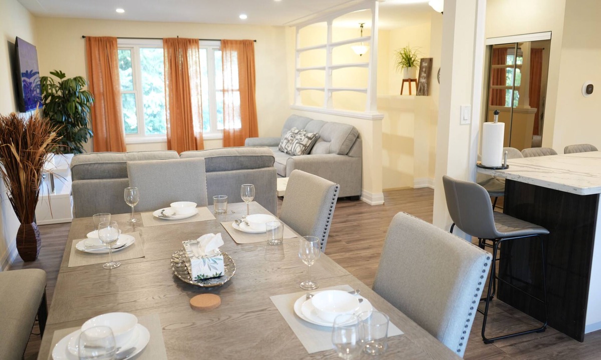 Kitchener House | Peaceful Kitchener Getaway 5BR Home w/BBQ & Modern Kitchen