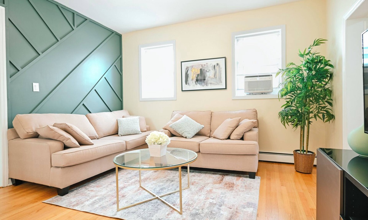 Belleville Apartment | Perfect 2-bedroom exclusive apartment with AC/laundry in Belleville