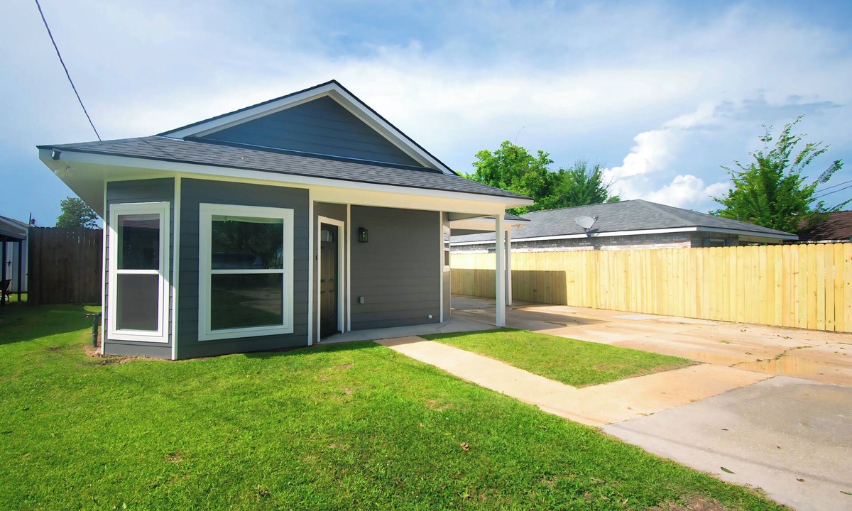 Gonzales House | Perfect Home for Traveling Nurses, Family Visits & Construction Workers