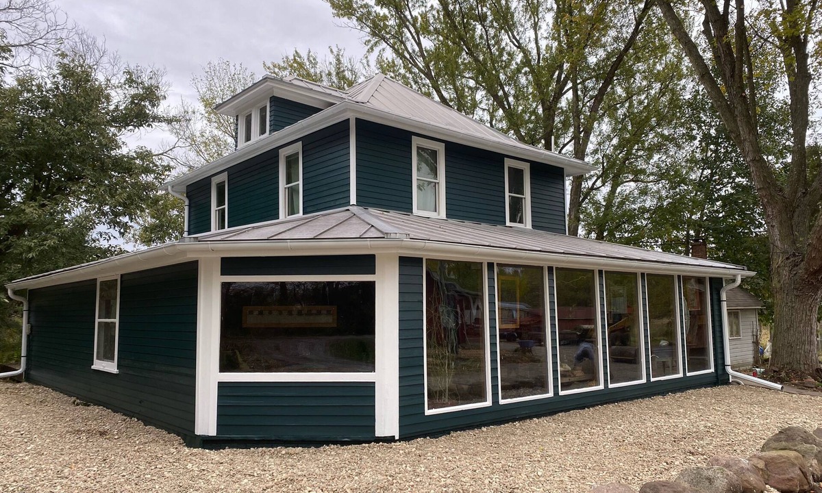 Oakdale House | Prairie retreat with 40 acres! Near Iowa City, Cedar Rapids, and Amana Colonies.