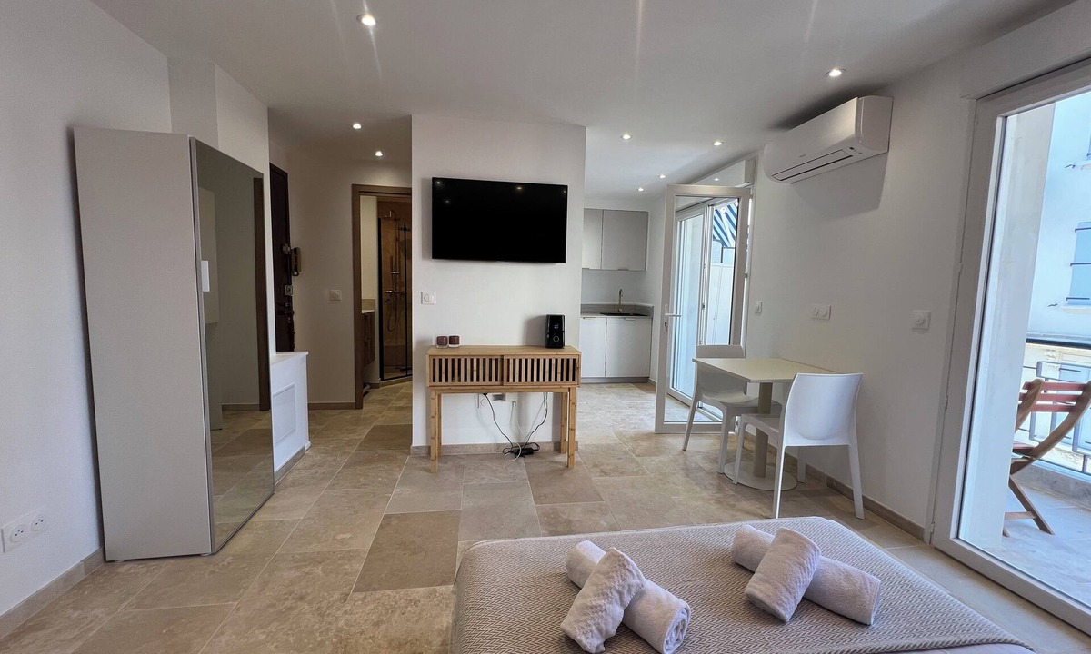 Carnot Apartment | Premium Studio with balcony in the heart of Cannes