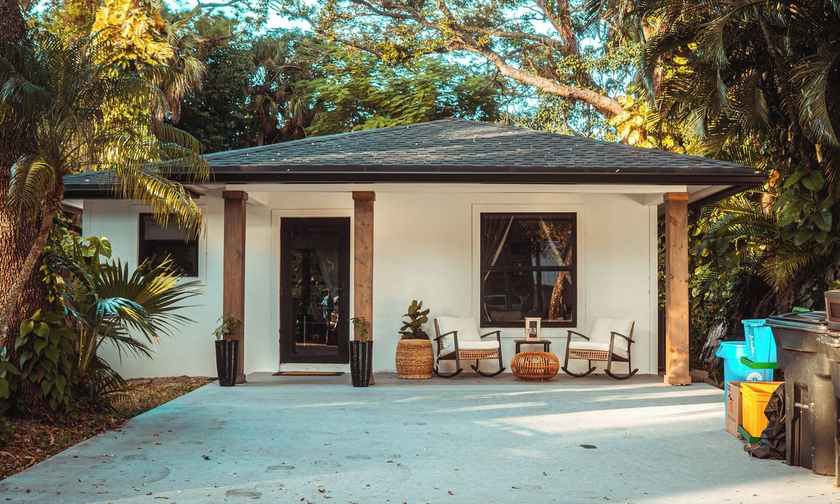 Florida North Atlantic Coast Cottage | Private 2-br guest house under an oak canopy, ideal spot in Palm Beach Gardens