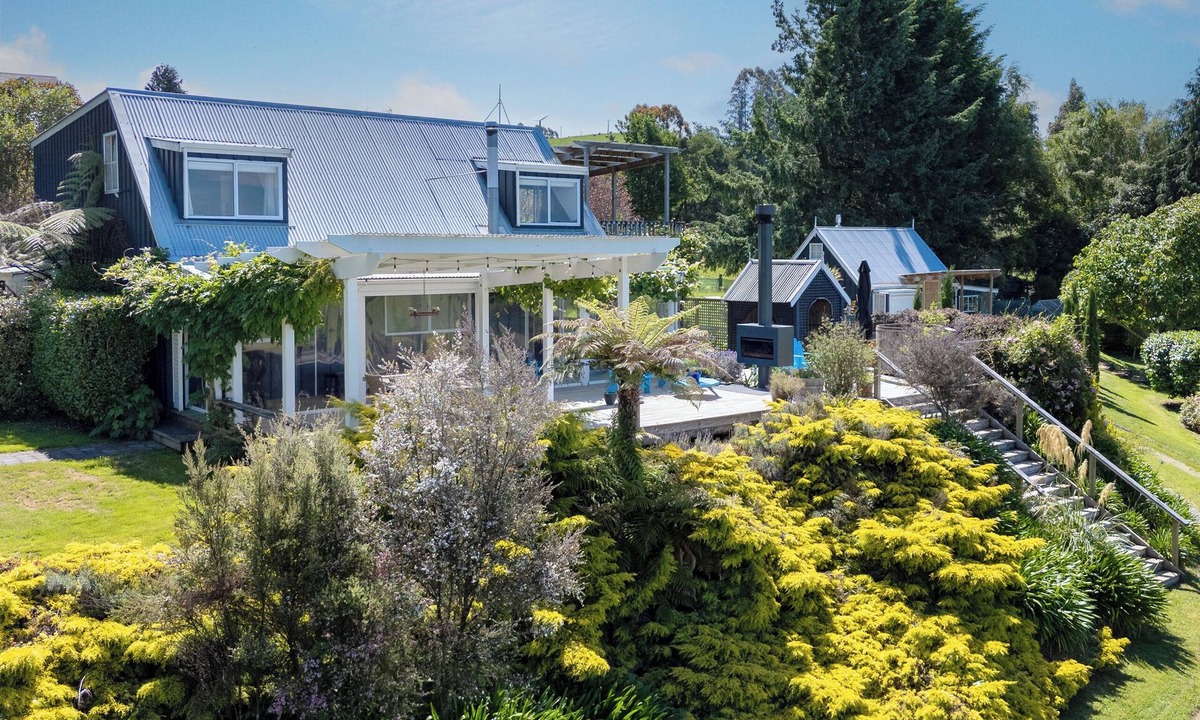 Mount Ruapehu Ski Area Cottage | Pukawa Country Retreat - Hot Tub and Outdoor Fires
