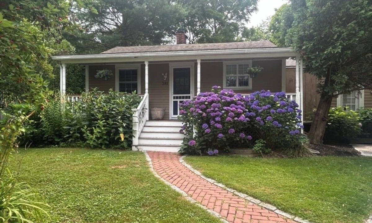 Middletown Cottage | Quintessential Cottage near beaches and Newport center.