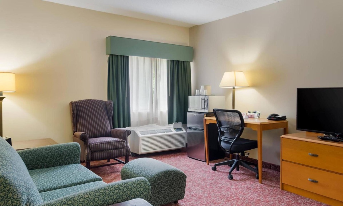 Smithfield Hotel | Relaxing Accommodation near Bally's Twin River Lincoln | Free Parking & Bfast!