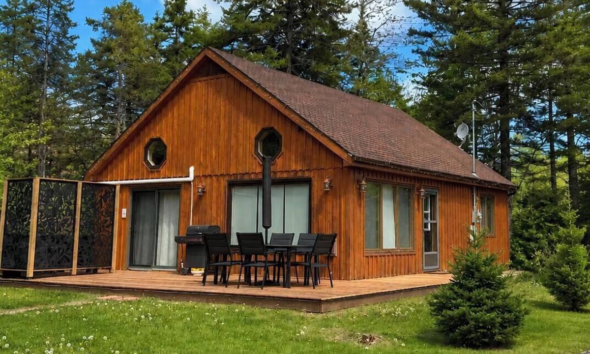 Smiths Corner Cottage | Rustic Cottage in Falls Lake With Hot Tub - Partridge Perch
