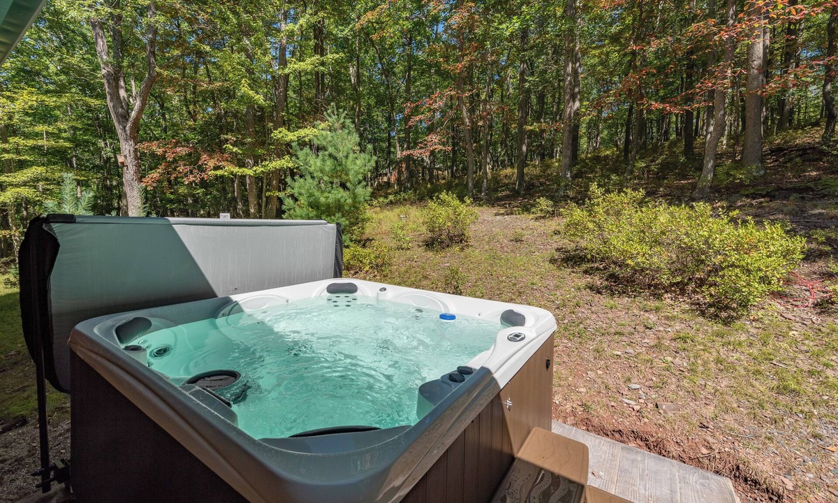 North Glade Hills House | Rustic Deep Creek Cabin w/Fire Pit & Hot Tub