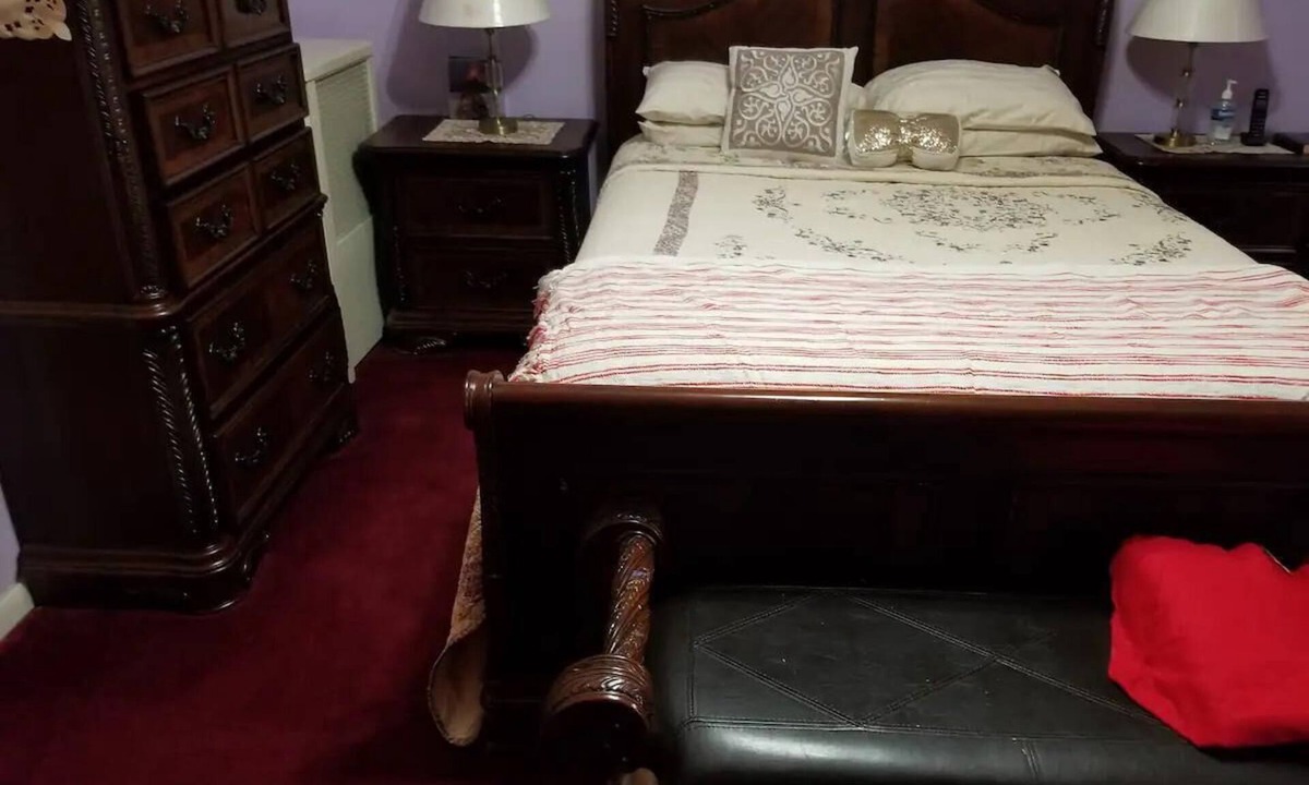Flatbush House | Sarge. Cozy. Beauitful. Place in.Flatbush. Bklyn. N. Y