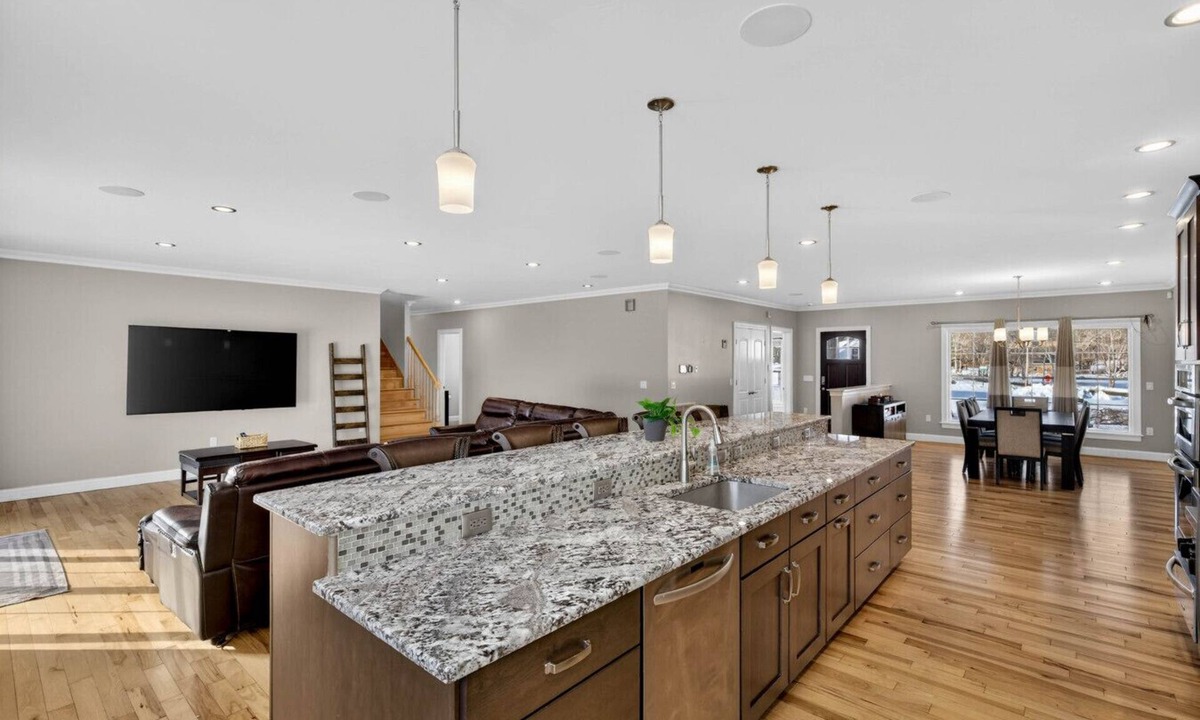 Tolland House | Solar-Powered Luxury Estate | Master Spa, Tesla EV, Fast WiFi & Game Room!