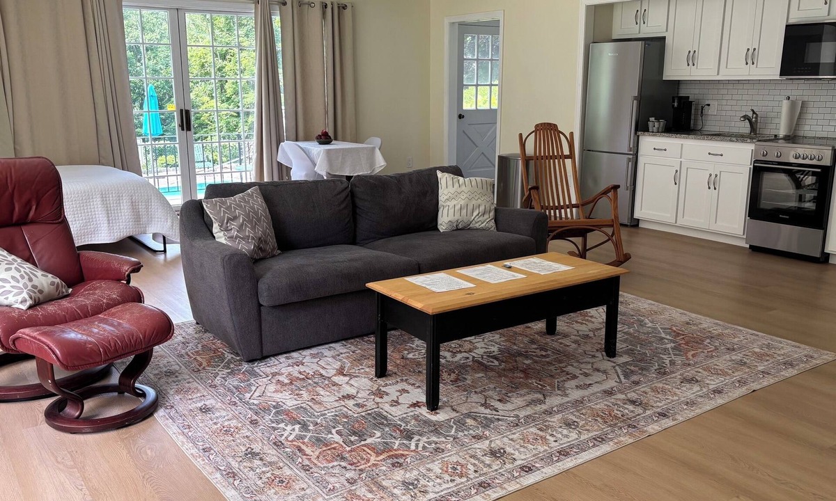 Southbury Apartment | Southbury Charming Studio Retreat on Beautiful Grounds — Sleeps 4