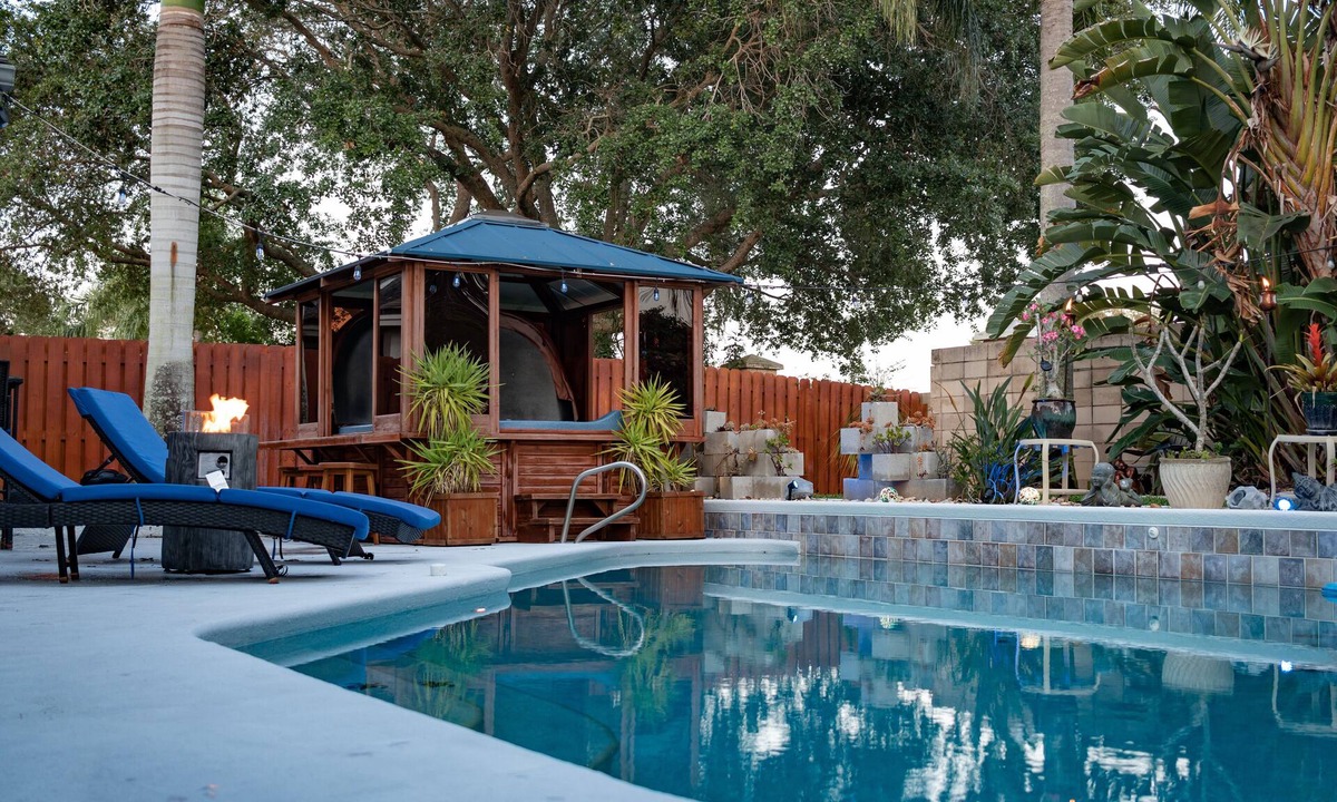 Tropic House | Space Coast Oasis Solar Heated Pool, Hot Tub, Movie Theater & Aquarium